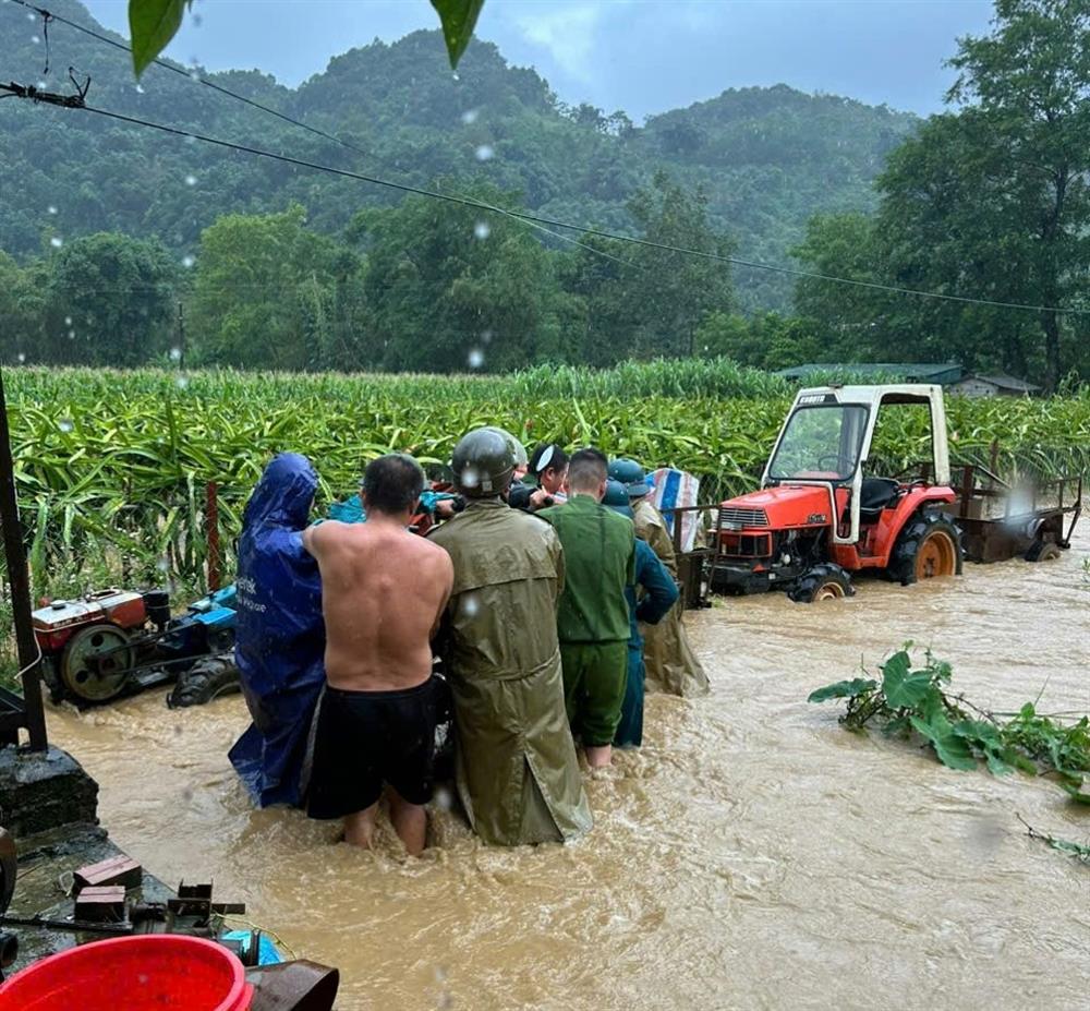 Công an xã Vũ Minh, huyện Nguyên Bình giúp người dân khắc phục hậu quả thiên tai lũ lụt.