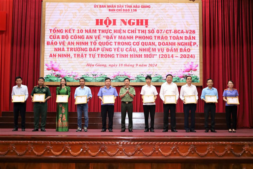 Đại tá Huỳnh Việt Hòa, Giám đốc Công an tỉnh trao Giấy khen tặng các tập thể và cá nhân có thành tích xuất sắc.