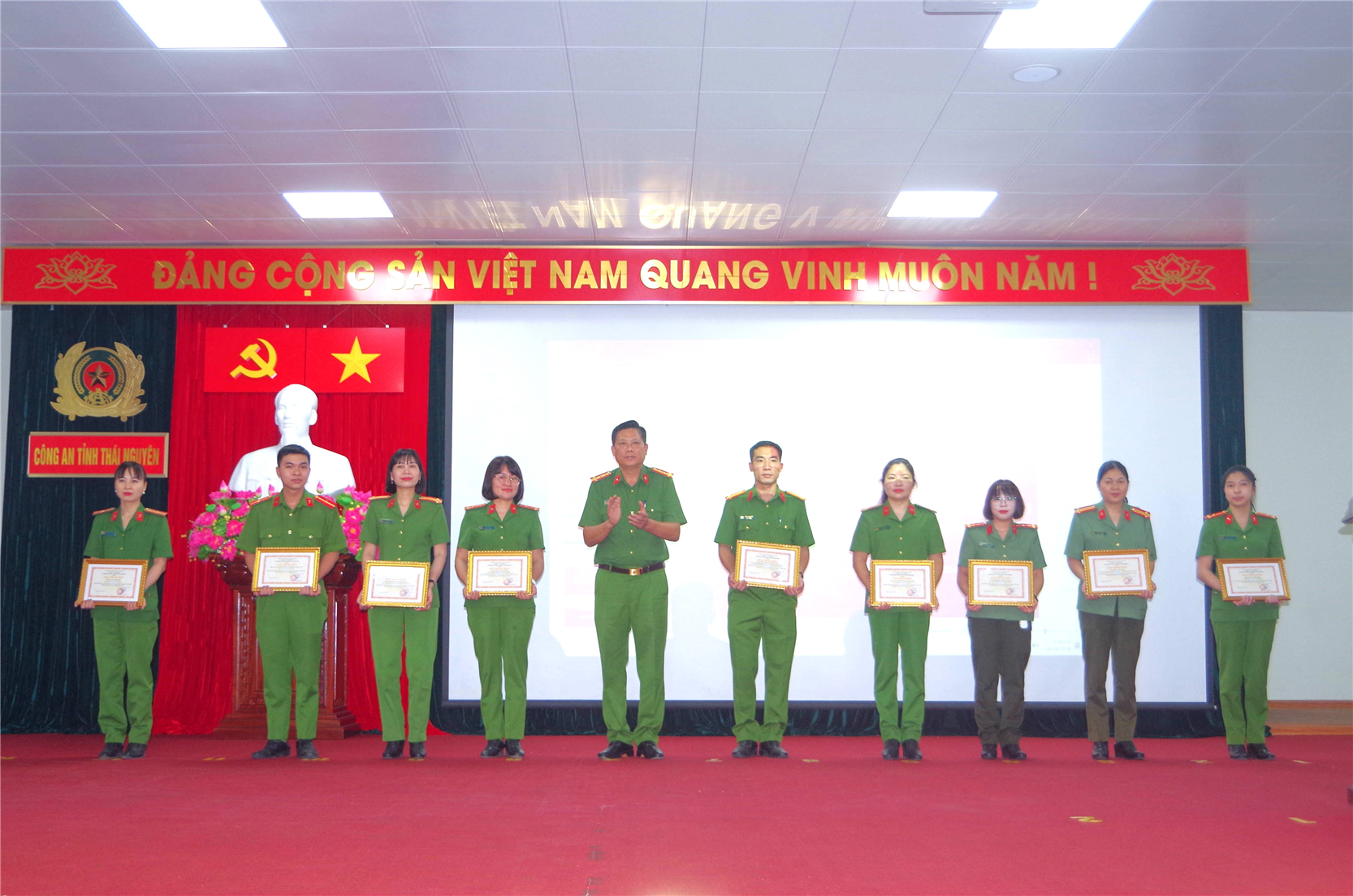 Đại tá Dương Đình Thành, Phó Giám đốc Công an tỉnh Thái Nguyên trao thưởng tặng các cá nhân đạt giải cao trong cuộc thi.