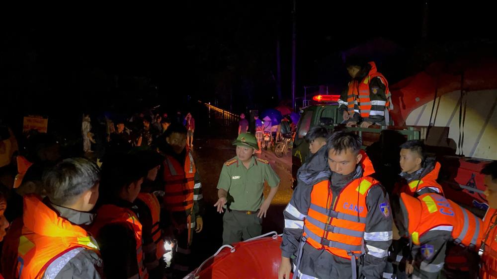 Đại tá Triệu Tuấn Hải, Phó Giám đốc Công an tỉnh Lạng Sơn chỉ đạo công tác hỗ trợ người dân di dời tại khu vực ngập úng.