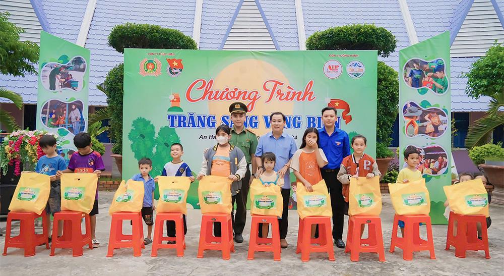 Những thông điệp và quà trung thu được Đoàn Thanh niên Công an TP Long Xuyên trao tặng các em.