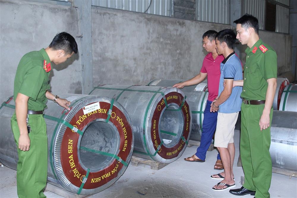 Lực lượng Công an kiểm tra tang vật là 03 cuộn tôn Hoa Sen mà đối tượng lừa đảo chiếm đoạt của bị hại.