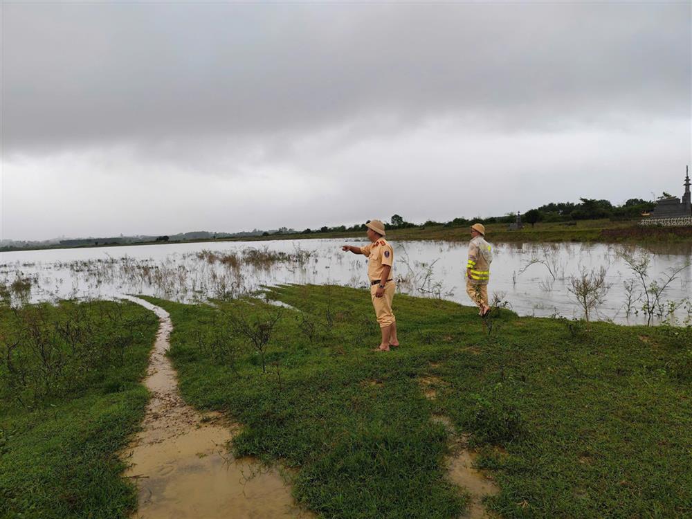 Công an huyện Hương Khê khảo sát, chuẩn bị các vị trí để hạ xuồng máy tại các xã hạ huyện phục vụ công tác cứu nạn, cứu hộ.