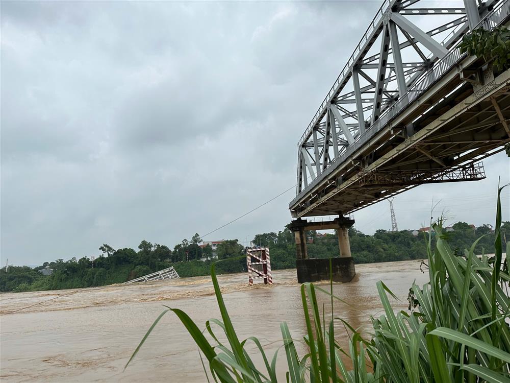 Hiện trường vụ sập cầu Phong Châu.