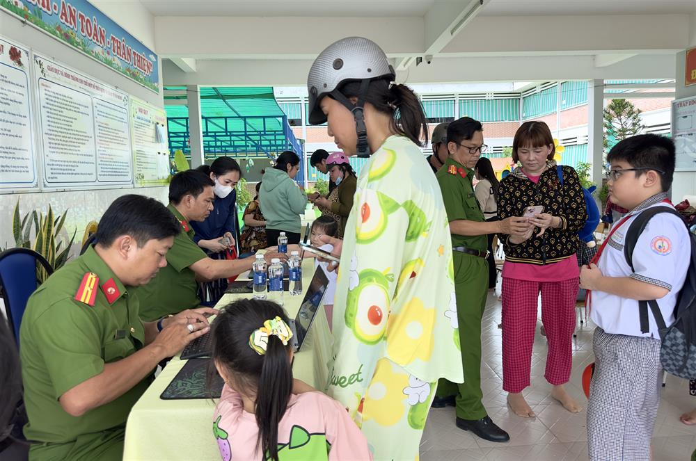 Công an Phường 1, thành phố Bạc Liêu thành lập Tổ công tác đến các trường mầm non cấp căn cước cho trẻ em dưới 6 tuổi.