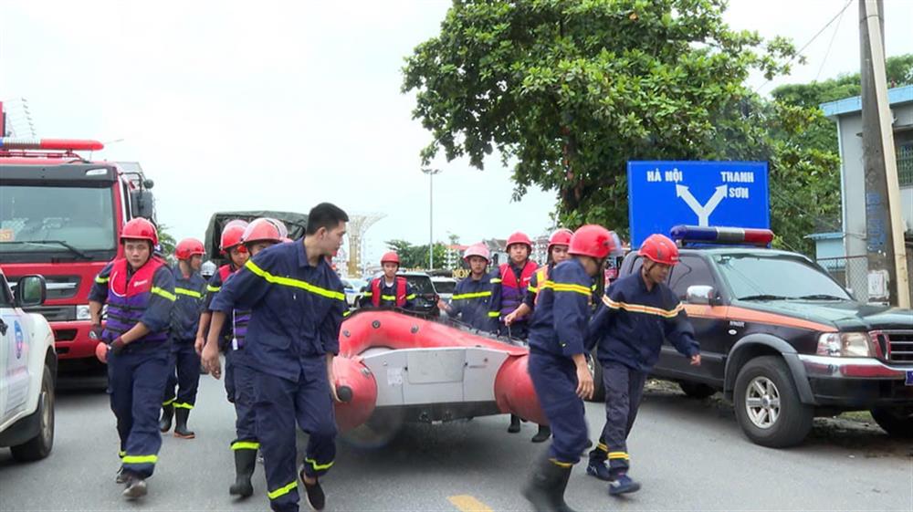 Lực lượng Công an triển khai công tác cứu nạn, cứu hộ tại sự cố sập nhịp cầu Phong Châu.