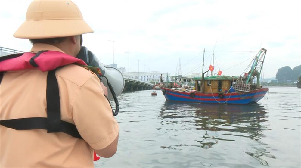 Kêu gọi tàu thuyền về nơi tránh trú trước khi bão đổ bộ.