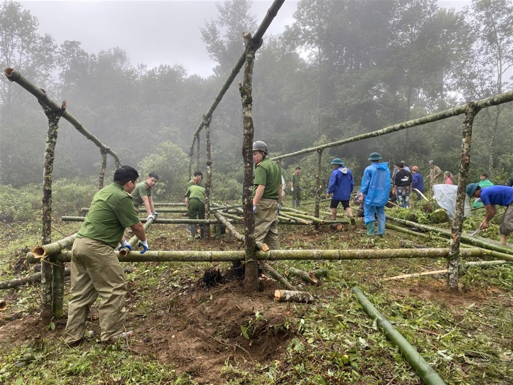 Llực lượng Công an xã Thông Nguyên đã phối hợp với cấp ủy chính quyền xã hỗ trợ dựng 03 lán tạm cho 03 hộ dân.