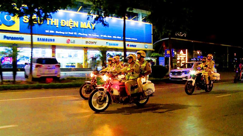 Lực lượng Cảnh sát giao thông Công an tỉnh tuần tra, kiểm soát bảo đảm TTATGT trên đường Lê Thái Tổ, phường Võ Cường, thành phố Bắc Ninh.