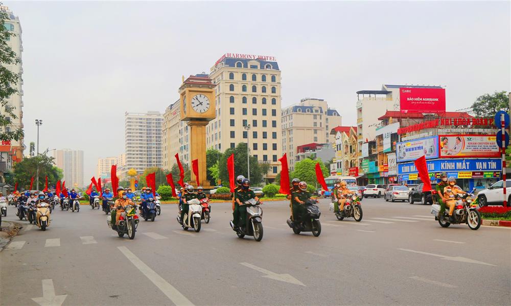 Các lực lượng ra quân tuyên truyền về bảo đảm TTATGT tại thành phố Bắc Ninh.