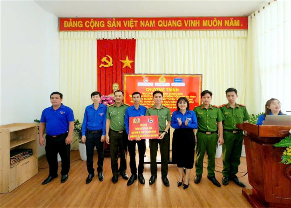 Ra mắt Đội thanh niên tình nguyện “Tuyên truyền phòng ngừa, đấu tranh tội phạm thực hiện hành vi chiếm đoạt tài sản trên không gian mạng”.