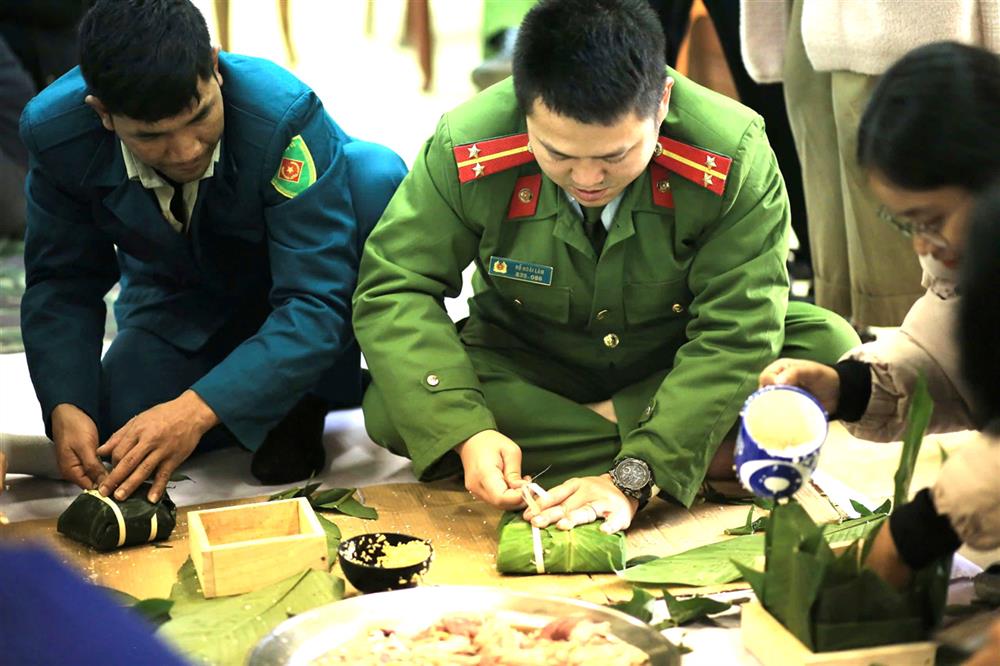 Công an xã Đông Sơn và đoàn viên thanh niên Trường Đại học Sư phạm, Đại học Huế, bà con nhân dân tham gia gói bánh chưng, bánh A-Quát.