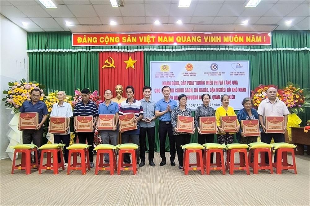 Ban Tổ chức chương trình trao quà tặng đại diện các hộ gia đình chính sách, hộ nghèo, cận nghèo và có hoàn cảnh khó khăn trên địa bàn phường.