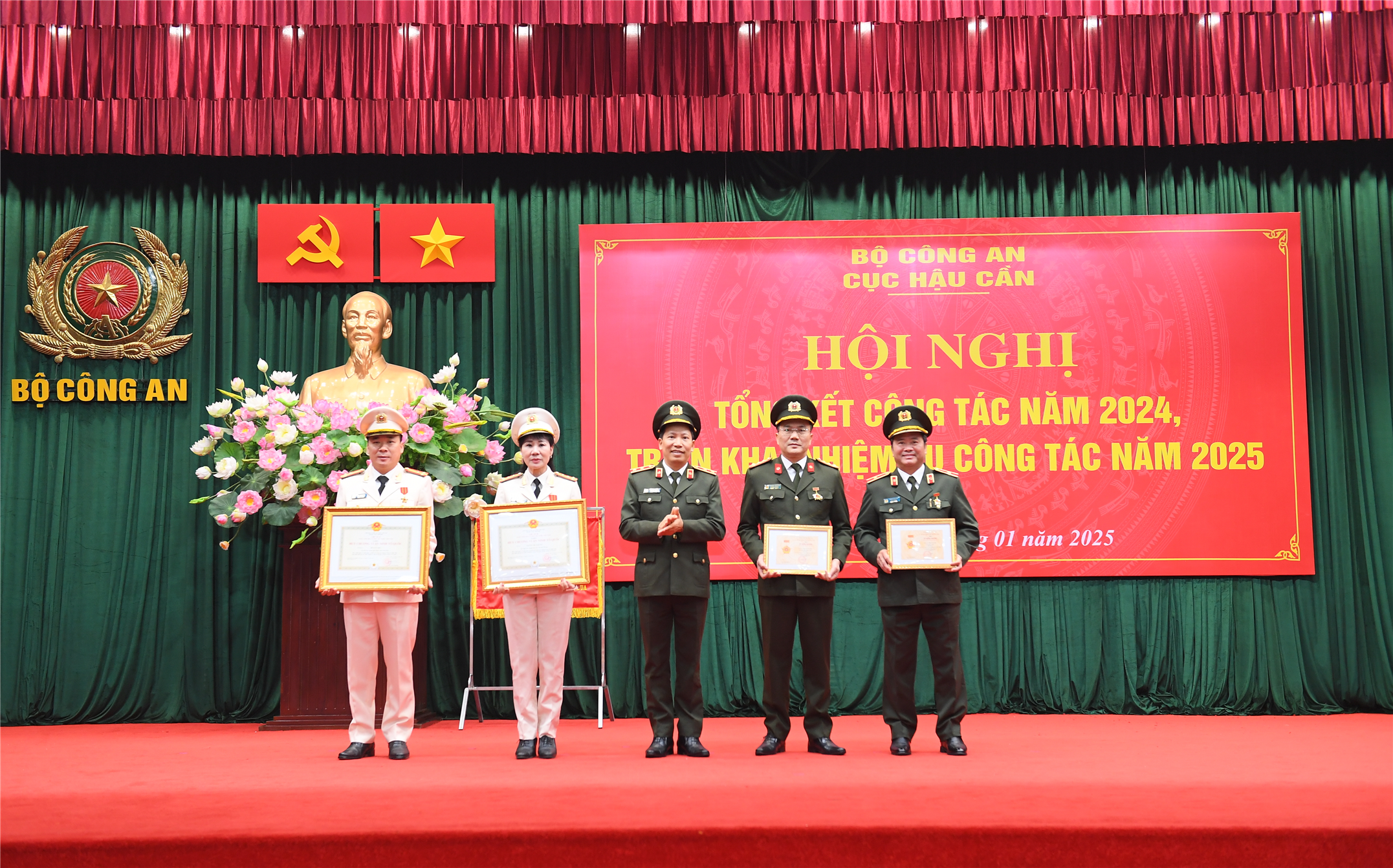 Thứ trưởng Lê Văn Tuyến trao Kỷ niệm chương Vì sự nghiệp kiểm tra của Đảng và Huy chương Vì an ninh Tổ quốc tặng các đồng chí có thành tích xuất sắc.