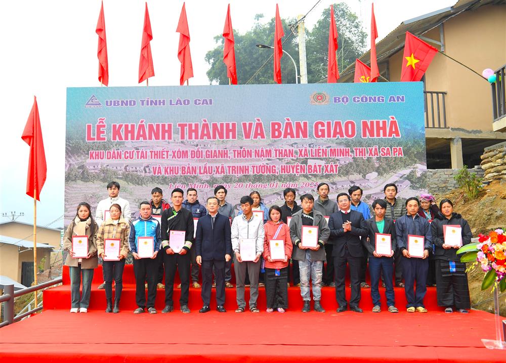 Ủy ban nhân dân tỉnh Lào Cai trao quà tặng các hộ dân thuộc 02 khu tái thiết.