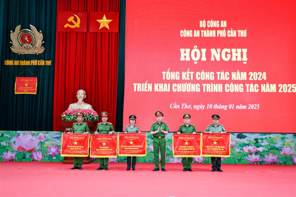 Thứ trưởng Nguyễn Ngọc Lâm trao Cờ thi đua Bộ Công an tặng 05 tập thể. 