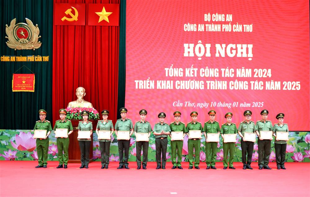 Thiếu tướng Nguyễn Văn Thuận, Giám đốc Công an TP trao danh hiệu “Đơn vị Quyết thắng” tặng 13 tập thể.