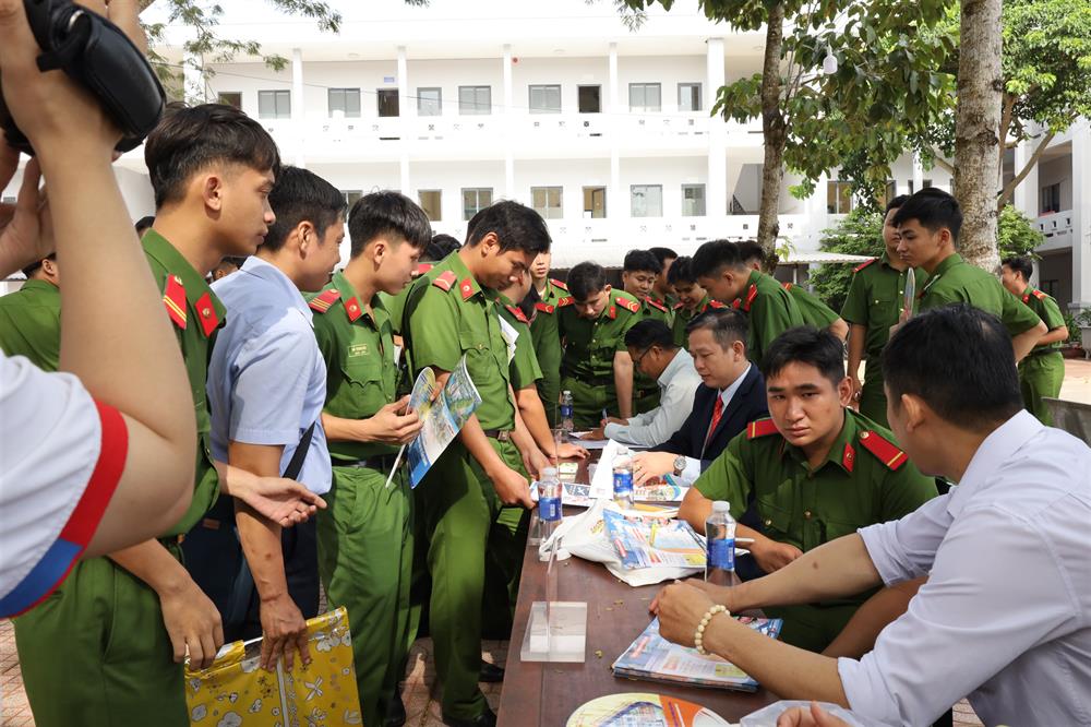 Ban Tổ chức tư vấn cho các chiến sỹ.