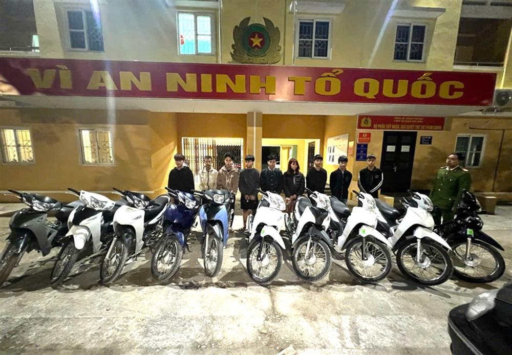 Nhóm đối tượng cùng tang vật tại cơ quan Công an.