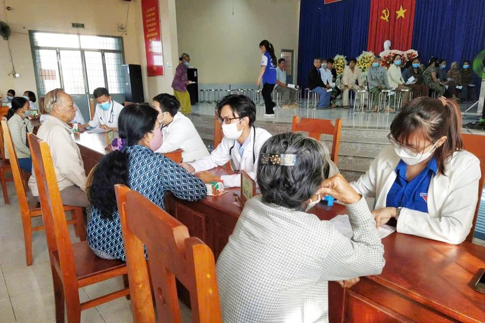 Khám, tư vấn, cấp phát thuốc miễn phí cho người dân.