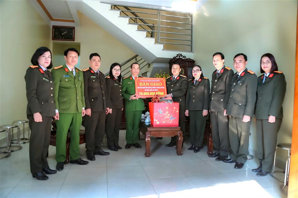 Đại tá Nguyễn Văn Công, Phó Giám đốc Công an tỉnh bàn giao nhà sửa chữa và tặng quà, chúc Tết gia đình đồng chí Nguyễn Duy Tiến Thắng.