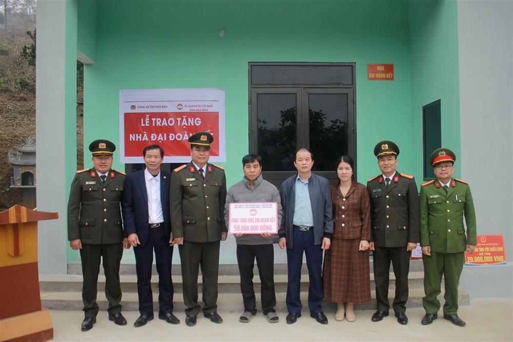 Đại tá Nguyễn Thành, Phó Giám đốc Công an tỉnh cùng đại diện Ban quản lý “Quỹ vì người nghèo” trao nhà Đại đoàn kết tặng hộ gia đình ông Đinh Công Xiển.