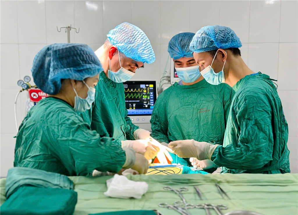 Bác sĩ Bệnh viện Công an tỉnh Tuyên Quang xử lý các ca bệnh phức tạp, triển khai nhiều kỹ thuật mới chuyên sâu vượt hạng bệnh viện.