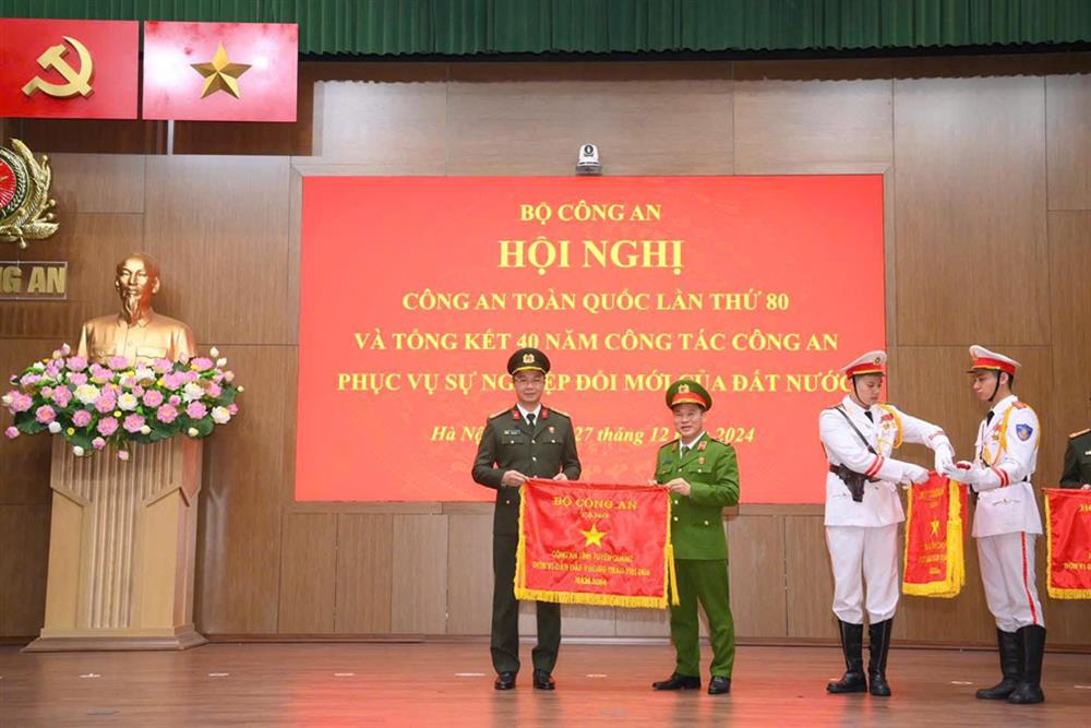 Công an tỉnh Tuyên Quang được Bộ Công an tặng Cờ “Đơn vị dẫn đầu phong trào thi đua Vì an ninh Tổ quốc” năm 2024.
