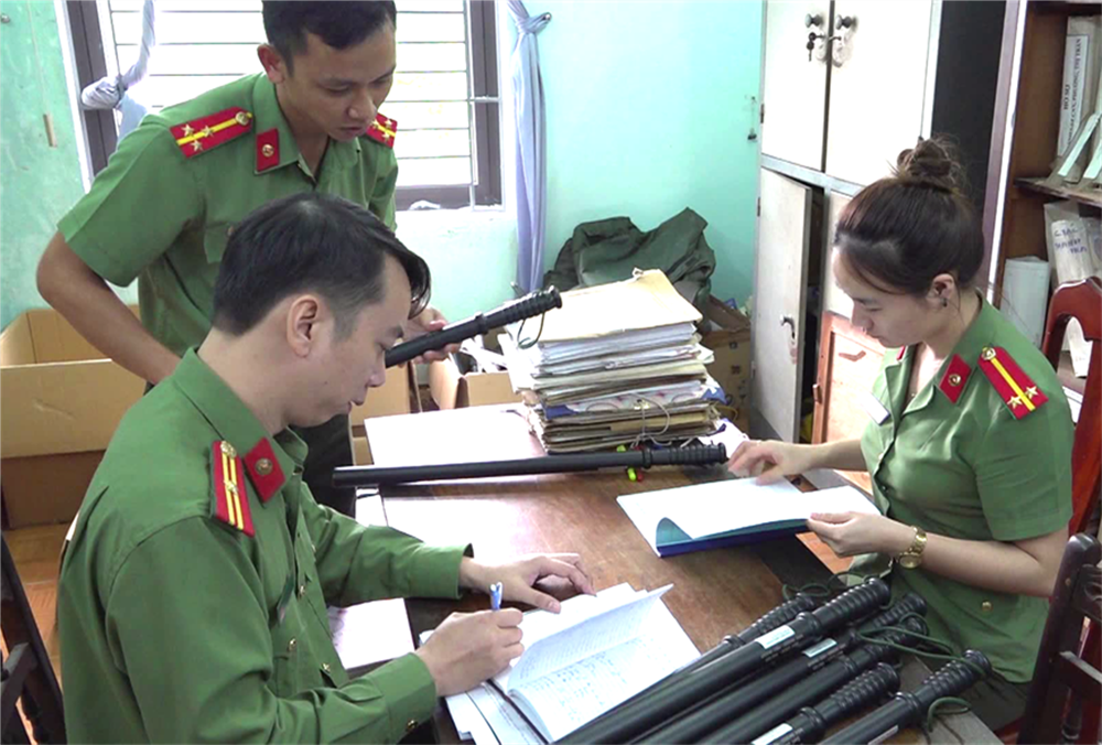 Cán bộ, chiến sĩ Công an huyện Thăng Bình thống kê công cụ hỗ trợ phục vụ công tác bàn giao.