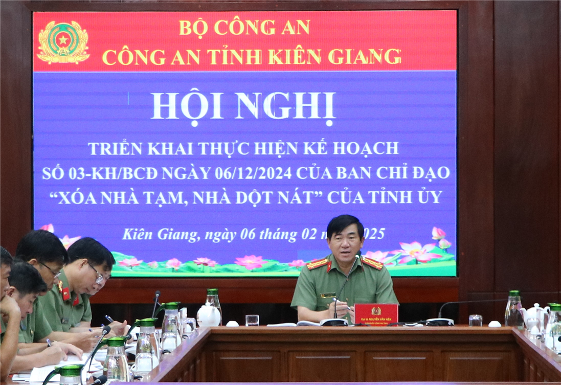 Đại tá Nguyễn Văn Hận, Giám đốc Công an tỉnh phát biểu tại Hội nghị.