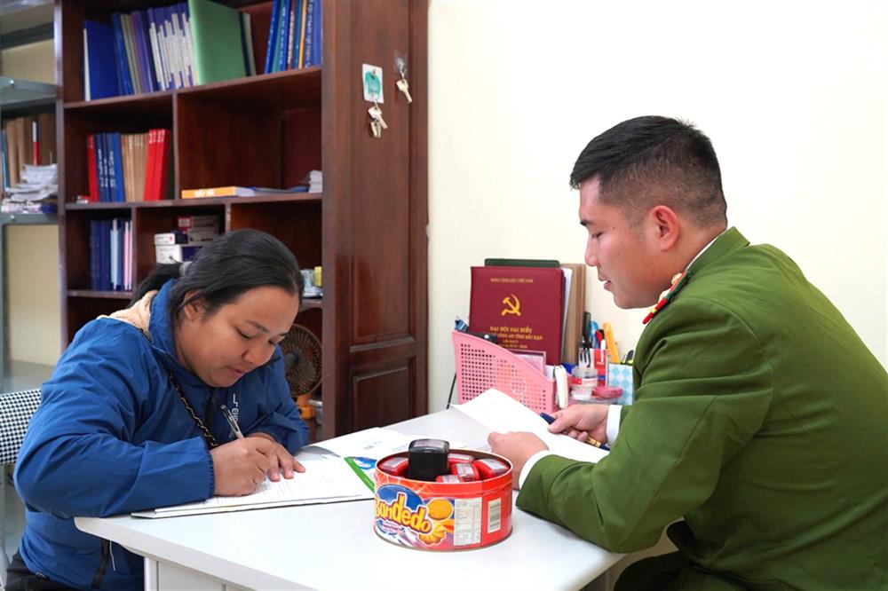 Công an xã Mỹ Thanh, huyện Bạch Thông hướng dẫn người dân về thủ tục hành chính.