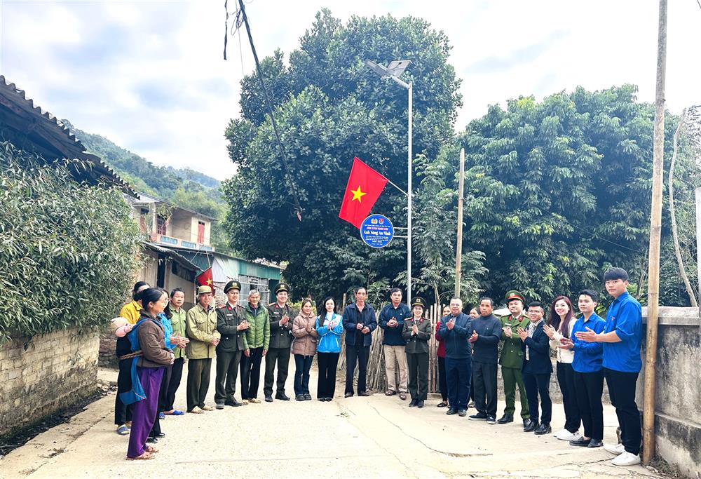 Ban Thanh niên Công an tỉnh Bắc Kạn cùng các nhà tài trợ khánh thành Công trình “Ánh sáng an ninh” tại thôn Bản Châng, xã Mỹ Thanh, huyện Bạch Thông.