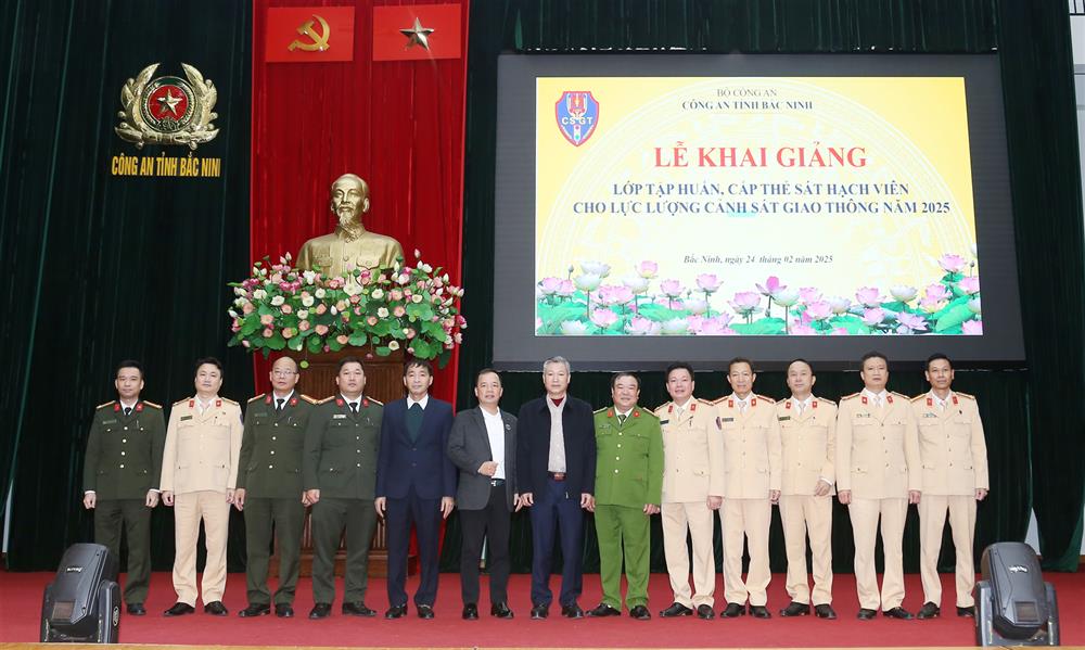 73 học viên là cán bộ CSGT Công an tỉnh Bắc Ninh và Công an tỉnh Lạng Sơn tham gia tập huấn.