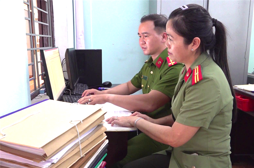 Cán bộ, chiến sĩ Công an huyện Thăng Bình thống kê hồ sơ, tài liệu phục vụ công tác bàn giao.