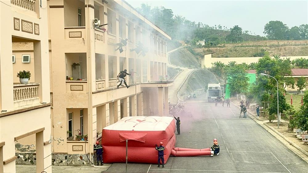 Lực lượng Cảnh sát cơ động phối hợp với các lực lượng tổ chức diễn tập chống khủng bố, giải cứu con tin.