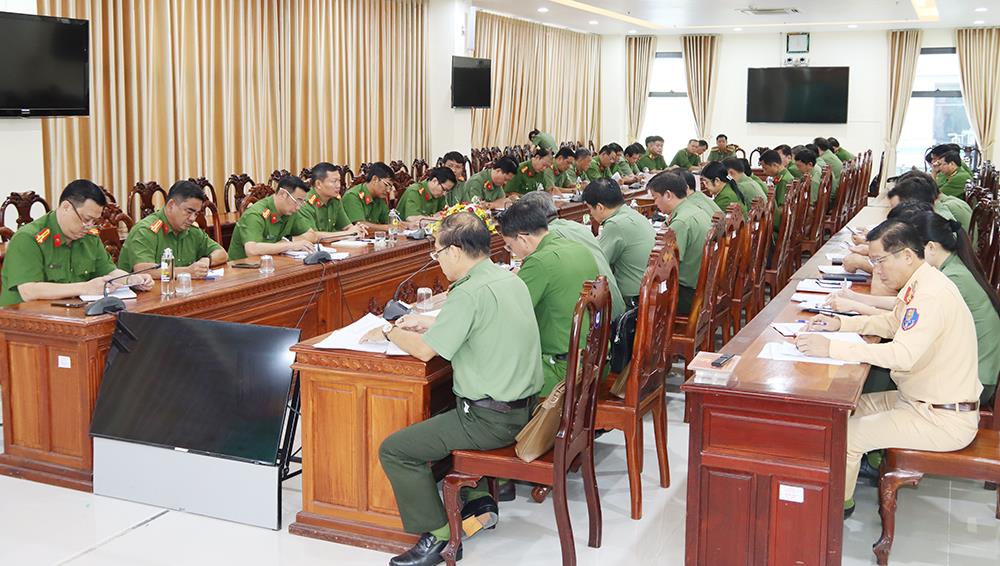Các đại biểu tham dự buổi hội ý.
