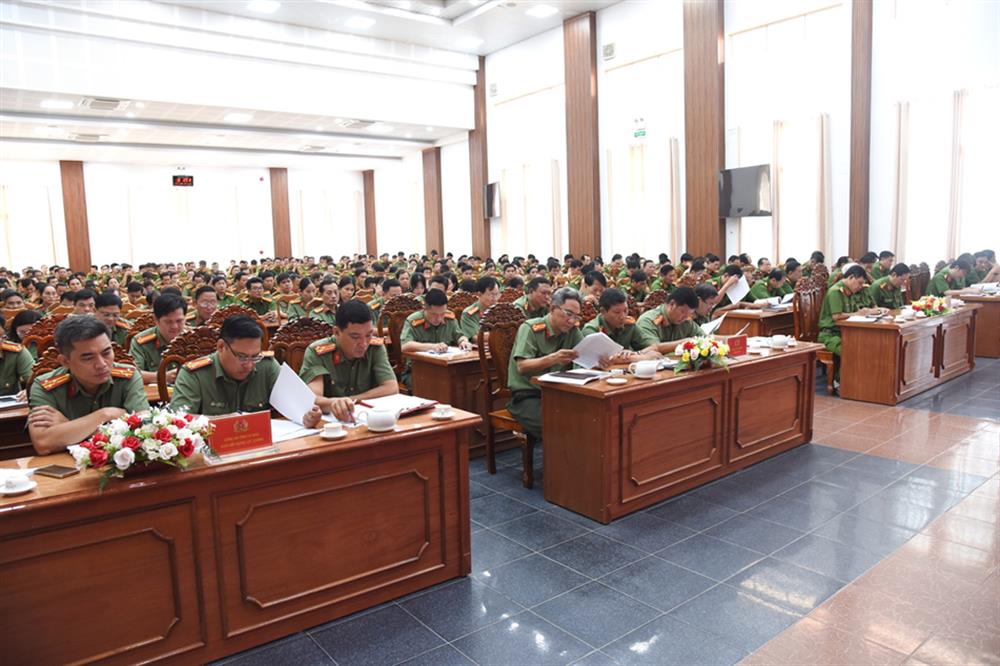 Các đại biểu tham dự Hội nghị triển khai Kết luận của Bộ trưởng Bộ Công an về thực hiện chức năng, nhiệm vụ, quyền hạn cơ cấu tổ chức của Công an địa phương tại điểm cầu Công an tỉnh.