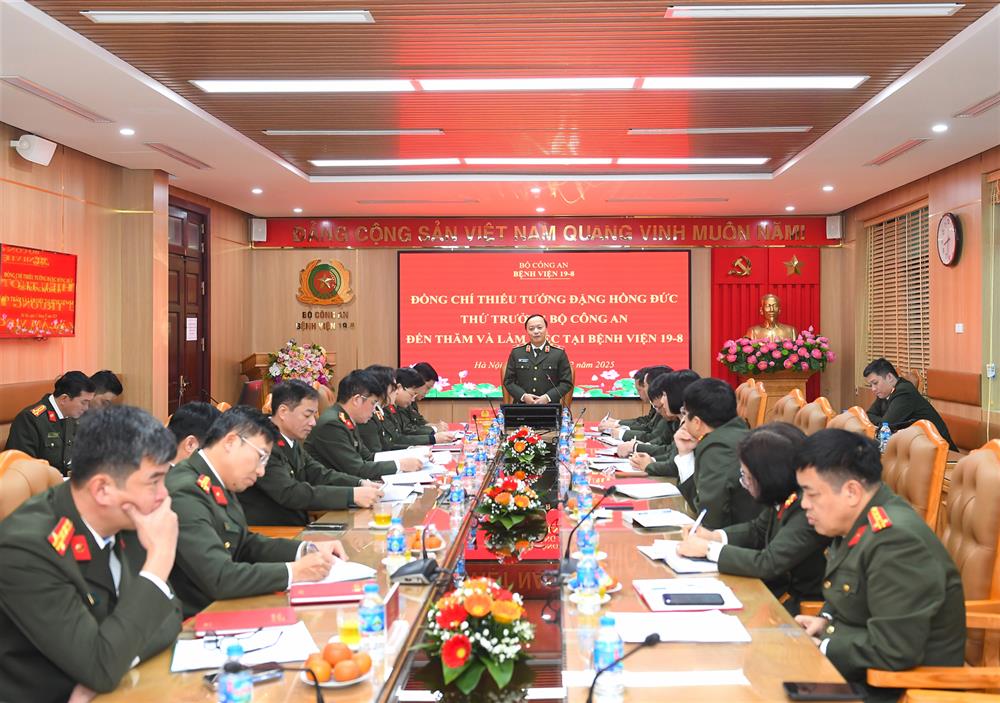 Thứ trưởng Đặng Hồng Đức chủ trì buổi làm việc.