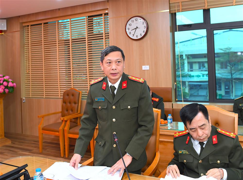 Đại tá Hoàng Thanh Tuyền, Giám đốc Bệnh viện 19-8 Bộ Công an trình bày báo cáo tại buổi làm việc.