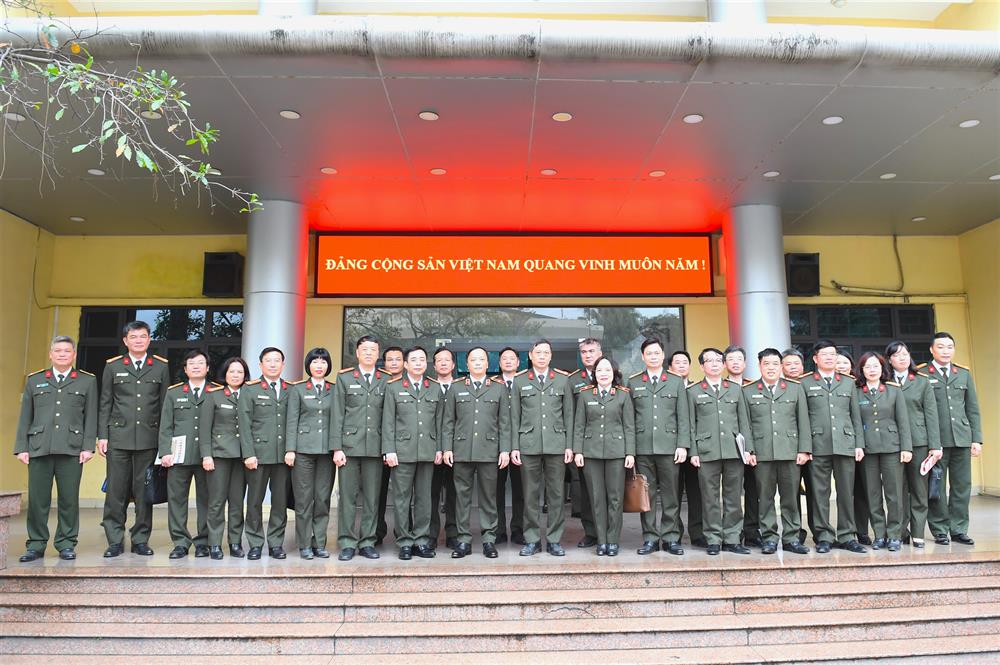 Thứ trưởng Đặng Hồng Đức cùng các đại biểu dự buổi làm việc.