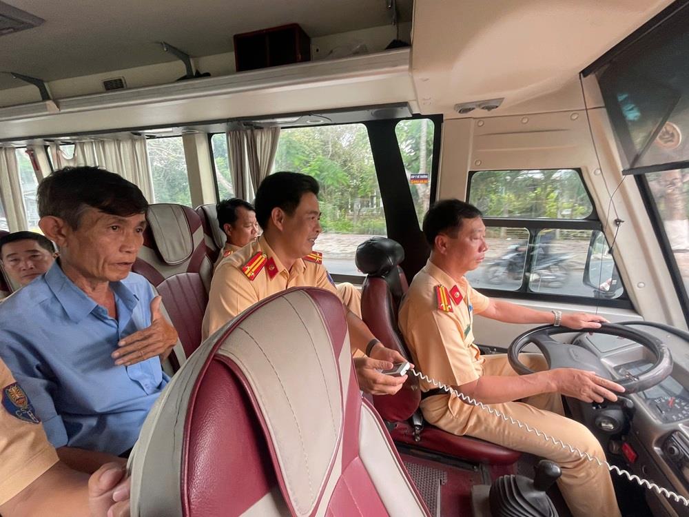 Cán bộ, chiến sĩ tham gia tập huấn lý thuyết và thực hành.