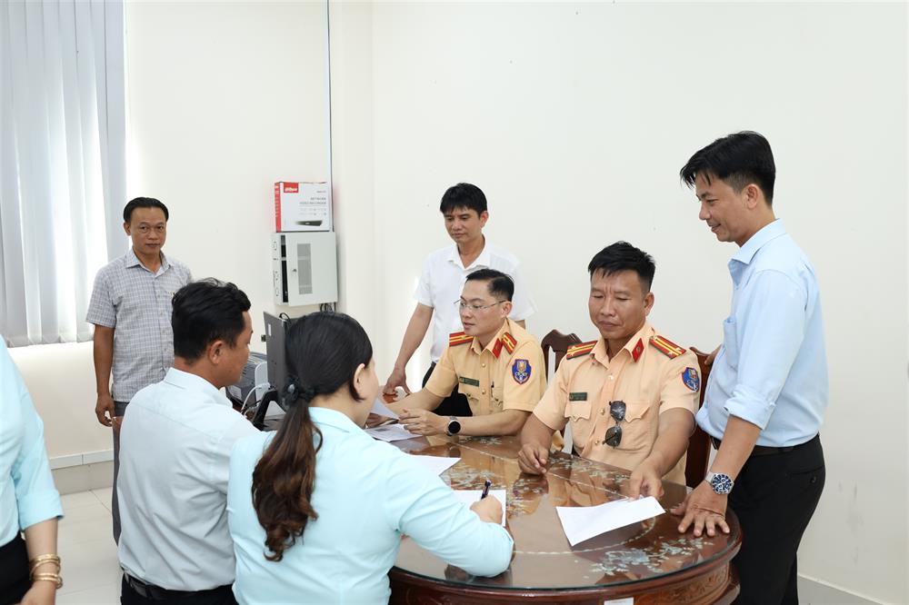 Bàn trả kết quả phòng thi mô phỏng.