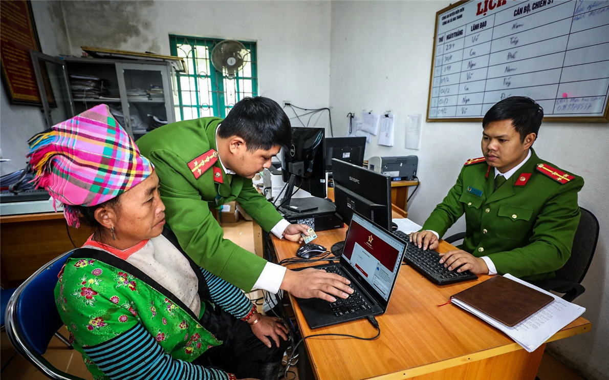 Lực lượng Công an hỗ trợ người dân trong công tác tiếp nhận hồ sơ căn cước và tài khoản định danh điện tử.