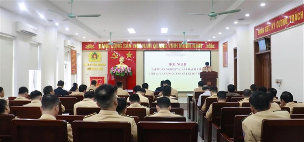 62 cán bộ, chiến sĩ thuộc lực lượng CSGT Công an hai tỉnh Nghệ An và Hà Tĩnh