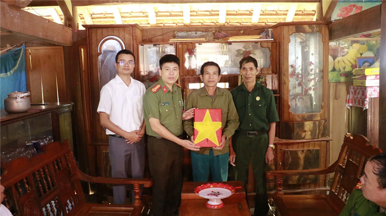 Đại tá Trần Hồng Quang, Phó Giám đốc Công an tỉnh Nghệ An đến nhà trực tiếp trao di ảnh Liệt sĩ tặng thân nhân; ân cần thăm hỏi, động viên từng gia đình.