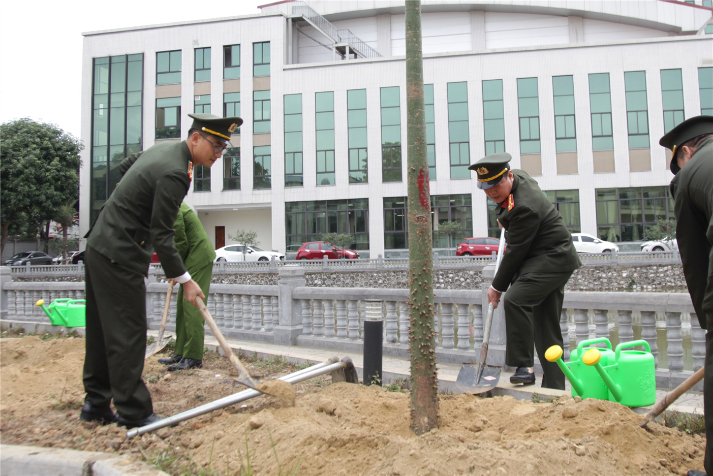 Lãnh đạo Công an tỉnh Thái Nguyên tiến hành trồng cây xanh tại khuôn viên vườn hoa trụ sở Công an tỉnh.