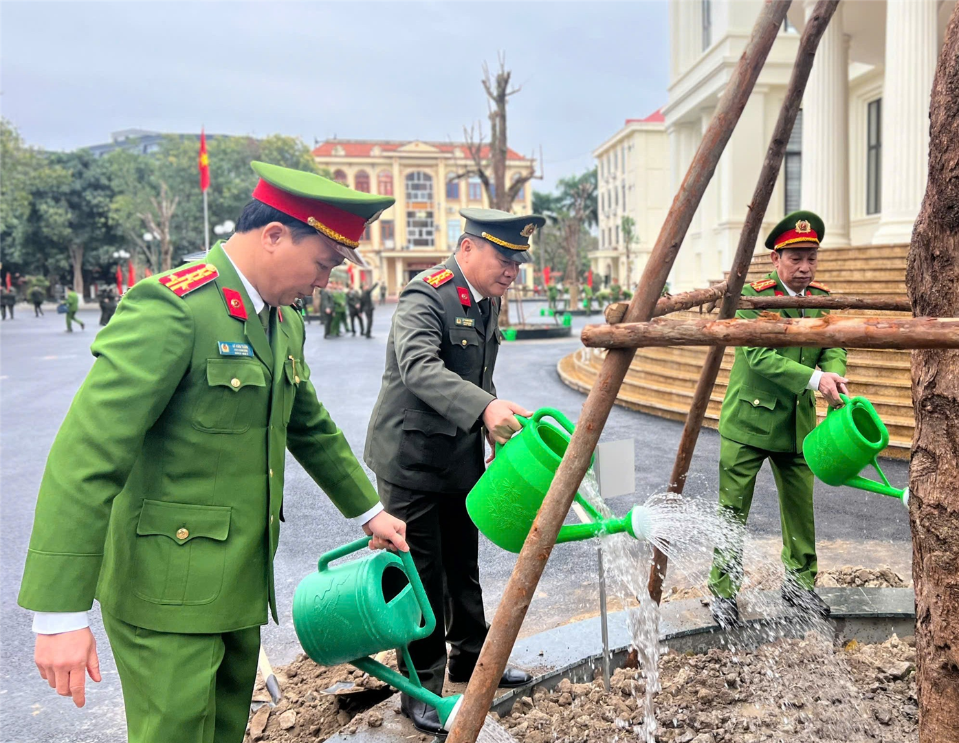 Lãnh đạo Công an tỉnh Vĩnh Phúc tiến hành trồng và chăm sóc cây xanh tại khuôn viên vườn hoa trụ sở Công an tỉnh.