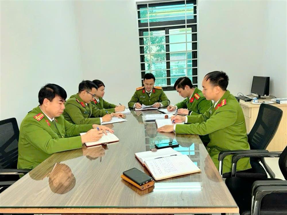 1. Công an xã Hội Thịnh, huyện Tam Dương triển khai phân công nhiệm vụ cho cán bộ, chiến sĩ.
