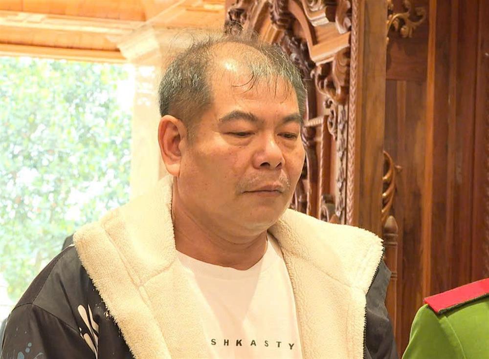 Cơ quan Cảnh sát điều tra Công an tỉnh Phú Thọ thi hành lệnh bắt bị can để tạm giam, khám xét nơi ở và nơi làm việc của đối tượng Nguyễn Văn Tuấn.