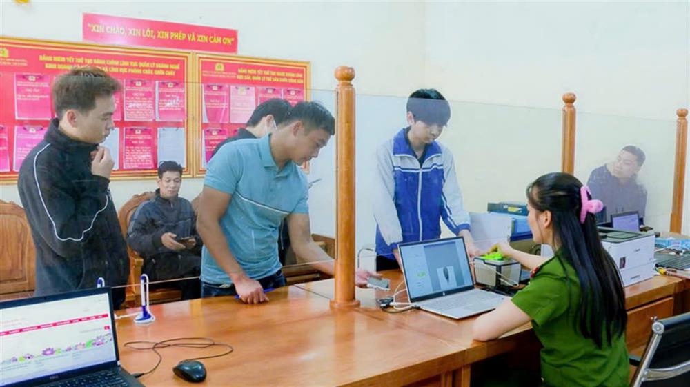 3. Cán bộ Công an xã hỗ trợ người dân thực hiện giải quyết thủ tục hành chính tại cơ sở.